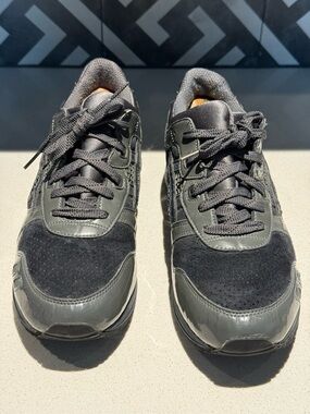 Asics Men's Black and Gray Low-Top Sneakers
